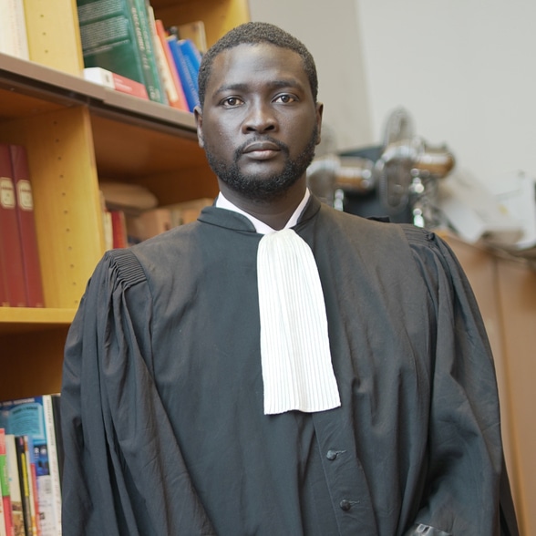 Maître Ibrahima Traoré, avocat au barreau de Paris, en robe dans son cabinet